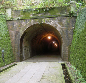 宇津ノ谷峠の明治のトンネル