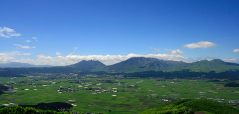 大観峰から阿蘇カルデラと阿蘇五岳を望む